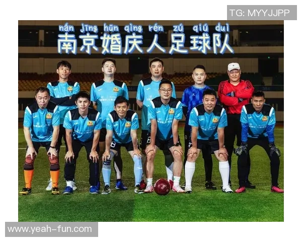 足球明星进场时背包揭秘视频引发热议球迷热情高涨